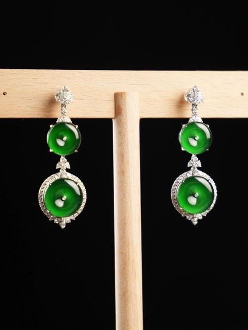 翡翠蛋面耳环 以精致典雅，雕琢耳畔的东方韵味